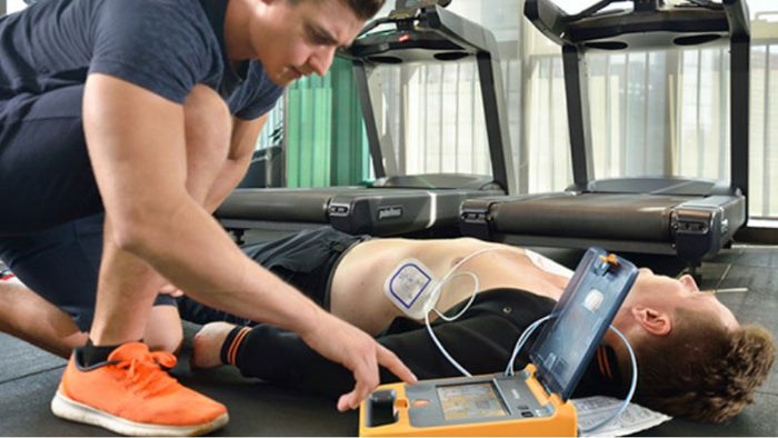 Wat is een AED? Betekenis, werking en wie hem mag gebruiken