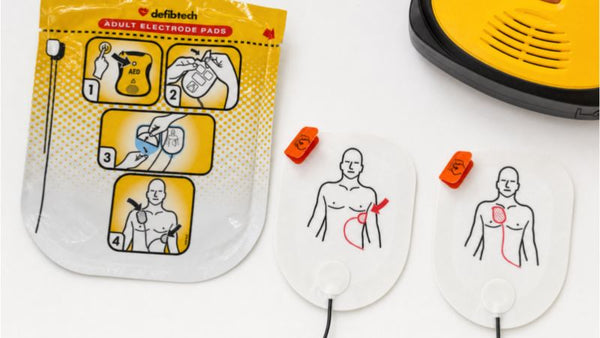 Nieuwe AED-elektroden plaatsen in een AED na het verlopen van de houdbaarheid