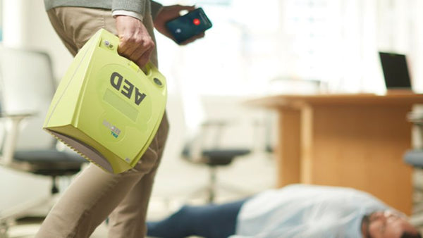 Iemand belt 112 en haalt een AED bij een hartstilstand op kantoor