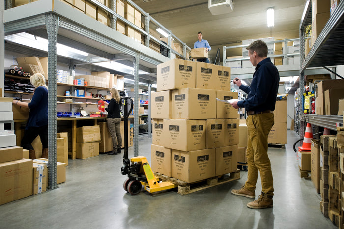 Magazijn van AEDexpert en PreSafe in Lisse met AED's en veiligheidsproducten